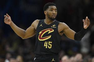 投篮不错失误不少！多诺万·米切尔半场8中4拿12分3板 出现4失误