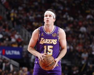 得分全队最多！里夫斯半场7中5得到14分3板1助4失误 腰部似乎有伤