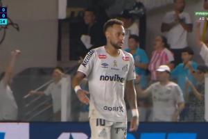 心里有火！内马尔妙传送助攻后表情严肃，队友用手指他的方向庆祝