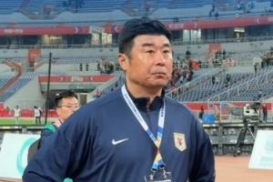 泰山队遭遇两连败，赛后谢场韩鹏一脸严肃