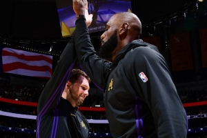 苏群：詹姆斯本来都打算留下了 但东契奇一伤 季后赛凶多吉少