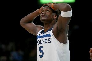 毫无状态！爱德华兹15中3&三分球7中0仅拿8分2板3助2断1帽