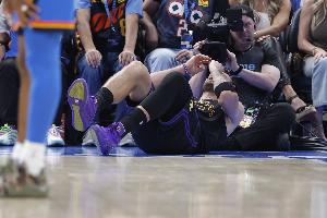 雷霆球迷嘲讽东契奇诈伤！湖媒怒骂：令人作呕 因果报应终会来临