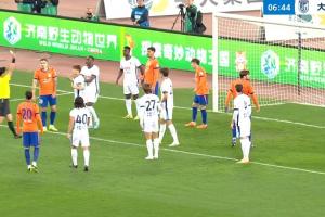 毛伟杰角球防守泽卡吃到黄牌，大连英博对此非常不满