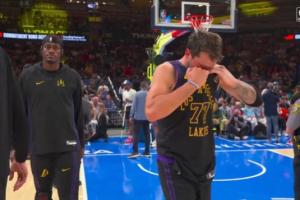 好兄弟！东契奇受伤后情绪崩溃 范德彪上前挡住镜头不让拍