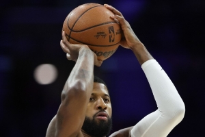 乔治最近6场场均25.8分6.5篮板4助攻3抢断 投篮50% 三分44.1%