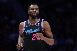 兢兢业业！维金斯半场6中4拿13分 三分3中2