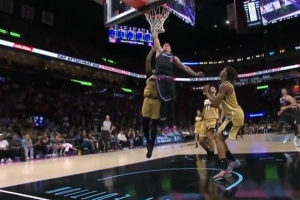 一飞冲天！拉松反击一条龙 抹过防守单臂暴扣打进加罚