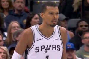 外线也开了！文班亚马跟进接球不犹豫 轰进正面打板三分！