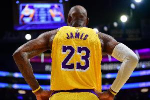 东里伤缺！湖媒：2018年季后赛的詹姆斯足以扛起整支球队 我信你