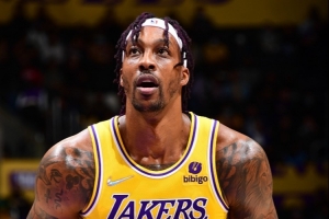 东契奇里夫斯常规赛报销！霍华德晒紫金球衣照：若需我复出请告之