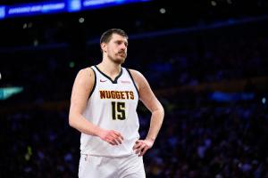 近7场5次砍下大三双约基奇轰40分8板13助0失误创中锋历史纪录