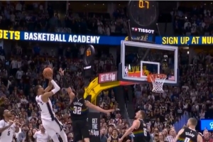 太难了！文班亚马强突负角度漂移绝杀中投不中 比赛进入加时！