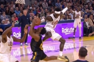 施罗德无影脚飞踹克赖尔！前队友库明加评论：你李连杰啊！