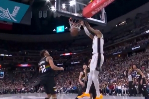 这怎么防？文班亚马强突贾马尔·穆雷 挤过之后直接双手挂扣！