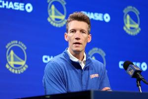 队记：艾维事件后公牛考虑重组管理层 迈尔斯和邓利维是潜在人选