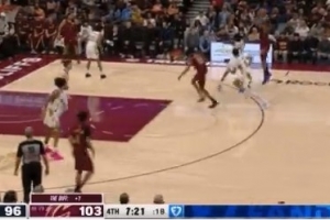 准备收比赛！哈登追身三分球命中 骑士领先到10分