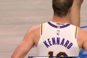 全面发挥！肯纳德助攻艾顿打中 收获个人生涯九年首个三双