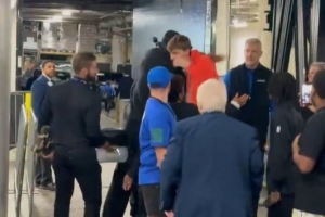 传承！詹姆斯输球后主动与弗拉格在球员通道里拥抱