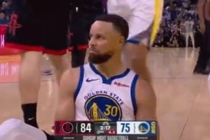 小肩膀抖起来！库里过掉杜兰特迎着申京抛投打成2+0