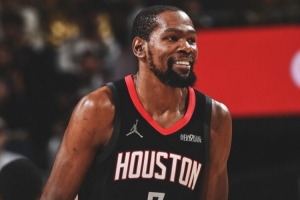 获胜功臣！火箭官方晒出赢球海报 杜兰特面带微笑登上封面