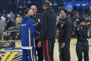 昔日黄金搭档！火勇对决赛前 杜兰特与库里互动相谈甚欢