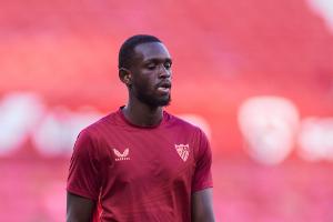 防守失位丢球+反抢犯规吃红牌！塞维利亚后卫夸西赛后被媒体打0分