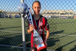 莫德里奇女儿随米兰女足U13梯队夺冠，捧杯笑容神似父亲