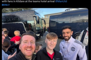 B费花费一小时为球迷签名，获球迷称赞：世界最佳球员