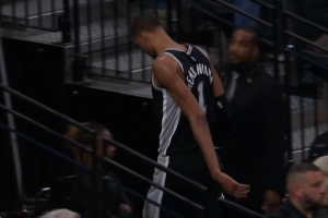 望无大碍！文班反击被乔治拉到手臂痛苦倒地 已返回更衣室