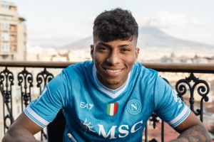 记者：那不勒斯将行使1650万欧元购买选项，正式签阿利松·桑托斯