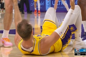 并非纯射手！肯纳德冲击内线 倚住防守挑篮丝滑命中