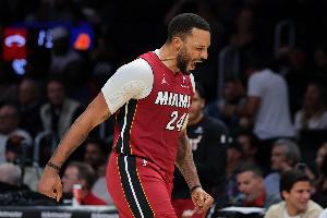 热火锁在附加赛！鲍威尔：很失望&我也不知道答案 回去多看录像吧