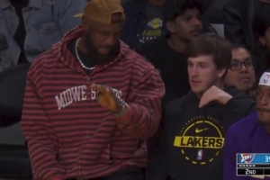 在聊高尔夫？詹姆斯和里夫斯在场边热疗 比划手势不像在聊篮球