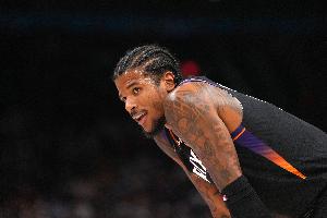 开场4分钟因膝伤退场！杰伦·格林2中0没得分 拿到1篮板