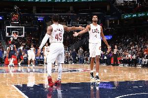 米切尔：季后赛就需要莫布里的这种侵略性 看起来我们会对阵老鹰