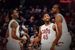 四连胜！骑士官方发布赢球海报：封面人物米切尔、莫布里和埃利斯