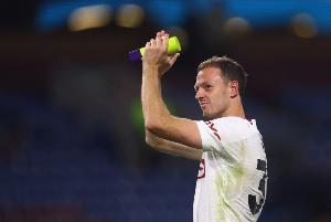 埃文斯：刚从球员转换到教练感觉有些奇怪，现在和卡里克合作很好