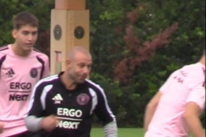 老当益壮！马斯切拉诺参与球队抢圈训练，数次下地铲抢