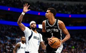 浓眉：文班的表现太不真实 此前能打出那种表现的最高球员是KD