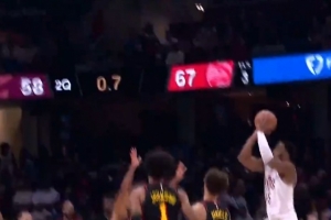 轻松写意！米切尔半场压哨急停跳投打板命中