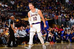 8助！肯纳德：现在承担的组织任务更重了我也很适应 做真实的自己