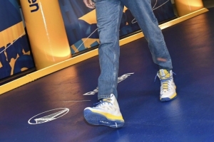 詹姆斯笑谈库里穿詹10：从保险柜里拿出来的吧 他生涯早期就穿过