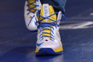 致敬老对手！库里今日入场时穿着詹姆斯经典战靴LeBron 10