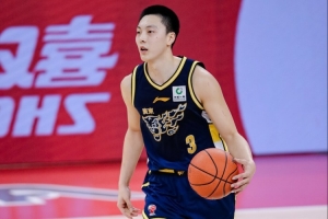 媒体人：胡明轩封盖曾繁日 这场景久违了 再给点耐心等他伤腿好些