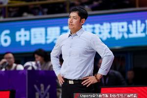 张庆鹏：连败很可惜 球队少了些运气 困境中更要勇敢面对挑战