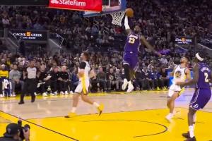 寒光凛凛似当年！詹姆斯反击踩着三分线起步超远距离单臂滑翔劈扣