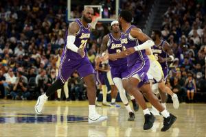 一场两创历史纪录~詹姆斯分球布朗尼进三分 本场父子两人互相助攻