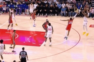 你够不着！杜兰特弧顶三分潇洒命中 帮助火箭拉开比分