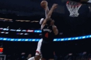 势大力沉！阿德巴约内线接球 垂直上升暴力隔扣巴恩斯